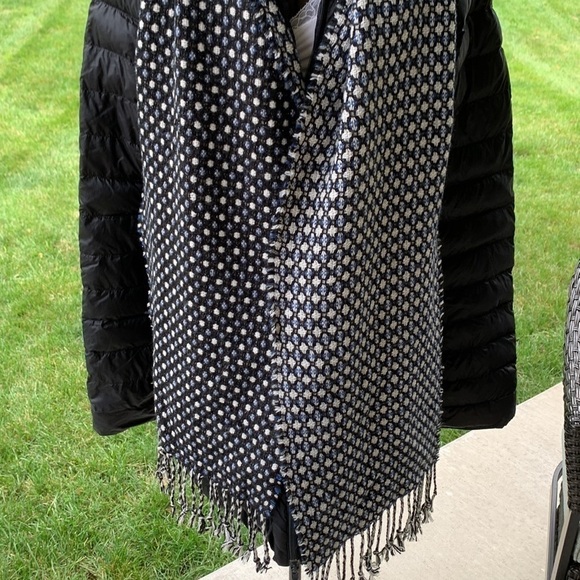 Banana republic scarf variegated pattern in black blue white with fringe - Picture 7 of 10